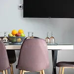 Nick&helen Apartment