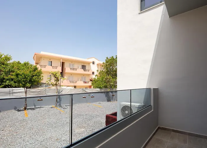 Nick And Helen Rethymno